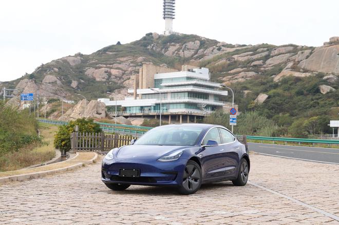 员工为首批车主 国产特斯拉MODEL 3今日交付