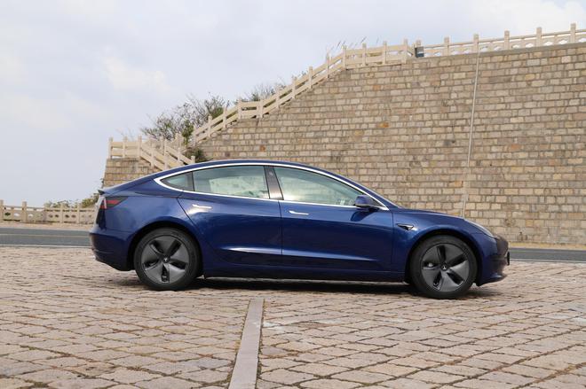 员工为首批车主 国产特斯拉MODEL 3今日交付