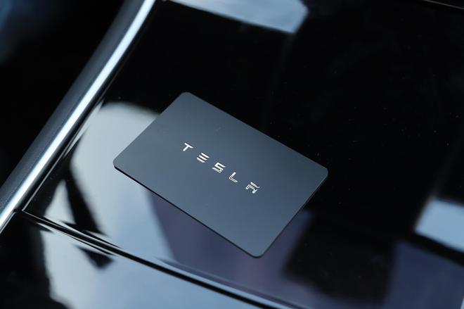 员工为首批车主 国产特斯拉MODEL 3今日交付